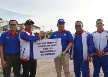 WABUP Kotabaru Syairi Mukhlis saat penyerahan Kartu BPJS Ketenagakerjaan untuk kontingen porprov dan peparprov di Wisata Siring Laut Kotabaru, Minggu (19/10).