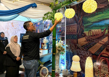 KADISPARPORA Kotabaru Sonny Tua Halomoan saat mengunjungi salah satu stand UMKM di Festival Akrab 2025 di Obyek Wisata Siring Laut, Selasa (21/10).