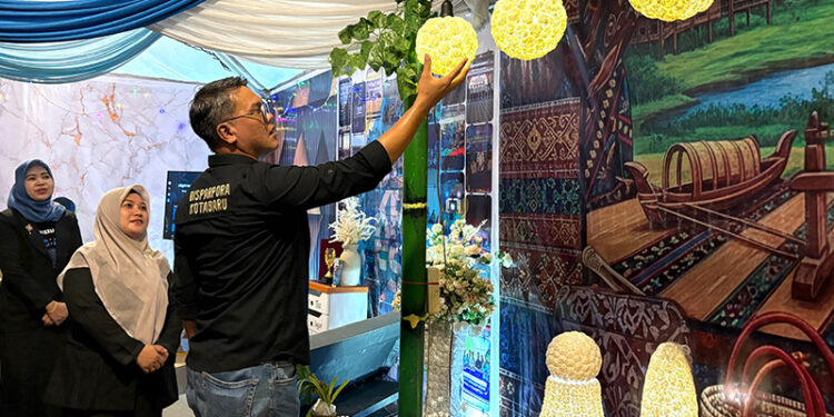 KADISPARPORA Kotabaru Sonny Tua Halomoan saat mengunjungi salah satu stand UMKM di Festival Akrab 2025 di Obyek Wisata Siring Laut, Selasa (21/10).