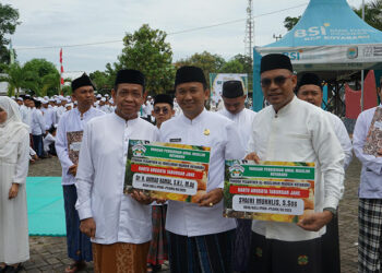 WABUP Kotabaru Syairi Mukhlis saat menerima kartu anggota Tabungan Jahe pada peringatan Hari Santri Nasional, Rabu (22/10).