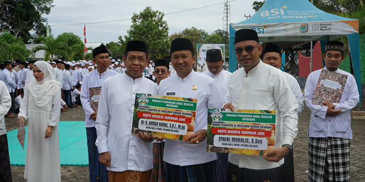 WABUP Kotabaru Syairi Mukhlis saat menerima kartu anggota Tabungan Jahe pada peringatan Hari Santri Nasional, Rabu (22/10).