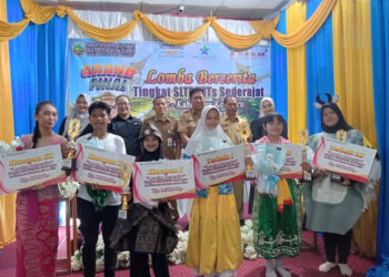 Kadispersip Kabupaten Kotabaru Ir Kamarudin berfoto bersama para pemenang Lomba Bercerita.