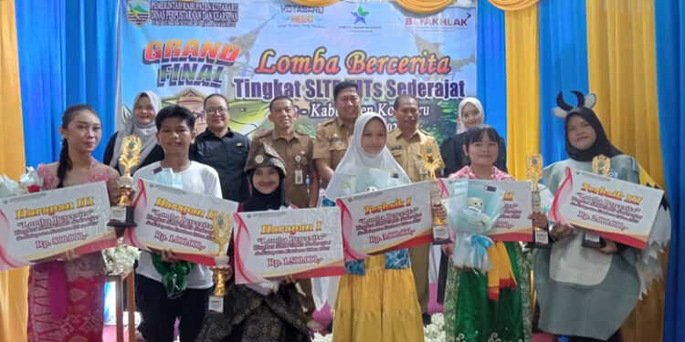 Kadispersip Kabupaten Kotabaru Ir Kamarudin berfoto bersama para pemenang Lomba Bercerita.