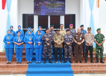 WABUP Kotabaru Syairi Mukhlis berfoto bersama Dankodaeral XIII Laksamana Muda TNI Phundi Rusbandi usai peresmian Gor Lanal Kotabaru, Jumat (24/10).