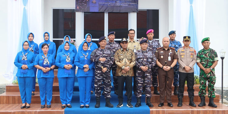 WABUP Kotabaru Syairi Mukhlis berfoto bersama Dankodaeral XIII Laksamana Muda TNI Phundi Rusbandi usai peresmian Gor Lanal Kotabaru, Jumat (24/10).