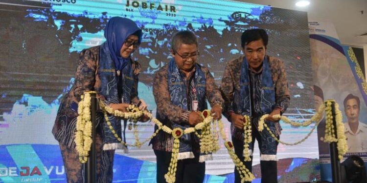 Plh Sekdaprov Kalimantan Selatan, Ariadi Noor didampingi Kepala Dinas Tenaga Kerja dan Transmigrasi Kalsel, Irfan Sayuti dan Kepala BLK Kalsel, Fatmasari Said saat memotong untaian melati sebagai tanda dibukanya JobFair BLK 2025 di Banjarmasin