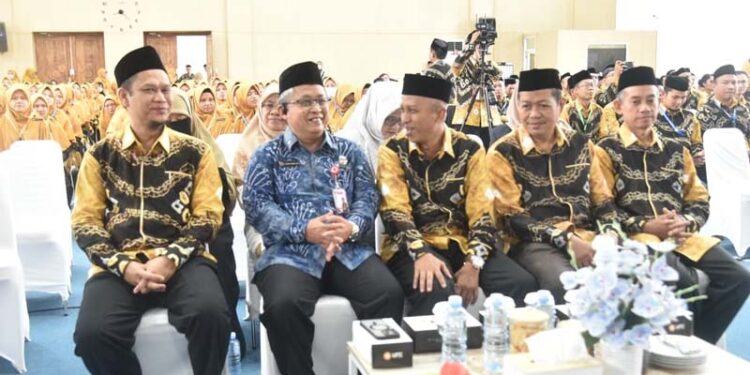 Plh Sekdaprov Kalimantan Selatan, Ariadi Noor saat menghadiri Milad ke-32 Yayasan Ukhuwah Kalimantan Selatan
