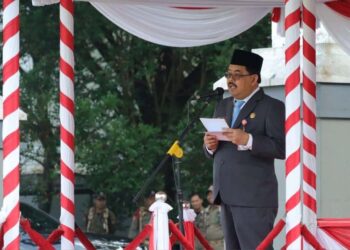 Plt Asisten Bidang Pemerintahan dan Kesra Setdaprov Kalsel, Dr HM Muslim saat membacakan sambutan tertulis Menteri Pemuda dan Olahraga (Menpora) Erick Thoher pada peringatan Hari Sumpah Pemuda tahun 2025