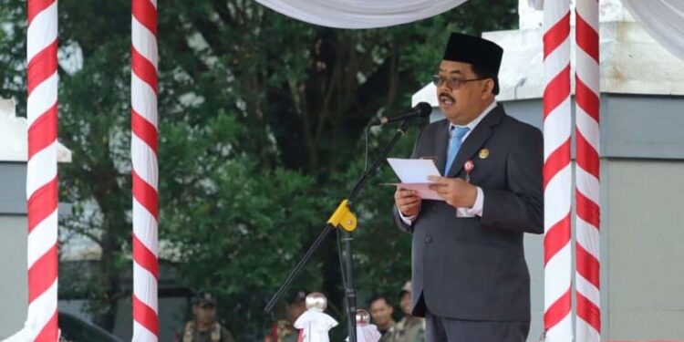 Plt Asisten Bidang Pemerintahan dan Kesra Setdaprov Kalsel, Dr HM Muslim saat membacakan sambutan tertulis Menteri Pemuda dan Olahraga (Menpora) Erick Thoher pada peringatan Hari Sumpah Pemuda tahun 2025