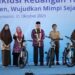Gubernur Kalimantan Selatan, H Muhidin didampingi isteri, Hj Fathul Jannah berfoto bersama siswa Ukhuwah Banjarmasin yang menerima hadiah sepeda pada puncak Bulan Inklusi Keuangan Tahun 2025, di Gedung Ukhuwah Banjarmasin