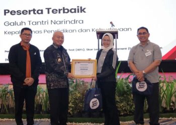 Gubernur Kalimantan Selatan, H Muhidin saat menyerahkan penghargaan kepada peserta terbaik pelatihan integritas lingkungan Pemprov Kalsel, Hj Galuh Tantri Narindra (Kepala Dinas Pendidikan dan Kebudayaan Provinsi Kalsel)