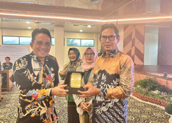 ASISTEN Administrasi Umum Sekretariat Daerah Kabupaten Kotabaru H Selamat Riyadi berfoto bersama Wabup Balangan H Akhmad Fauji saat bertukar cinderamata, beberapa waktu lalu.