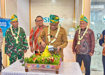 WABUP Kotabaru Syairi Mukhlis saat memotong tumpeng pada peresmian KCP Bank BSI yang baru di Jalan Brigjen Hasan Basri, Kelurahan Semayap, Kecamatan Pulau Laut Utara, Kabupaten Kotabaru, Senin (3/11).