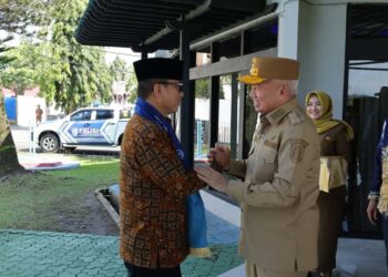 Gubernur Kalimantan Selatan, H Muhidin saat menyambut kedatangan Menteri Desa, Pembangunan Daerah Tertinggal dan Transmigrasi RI, Yandri Susanto di VIP Room Bandara Syamsudin Noor Banjarmasin di Banjarbaru