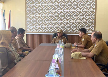 BUPATI Kotabaru Muhammad Rusli saat melakukan kunjungan untuk memastikan program kerja berjalan dengan baik, Senin (3/11).