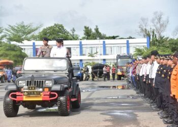 GUBERNUR Kalimantan Selatan H Muhidin bersama Kapolda Kalsel Irjen Pol Rosyanto Yudha Hermawan ketika melakukan pemeriksaan pasukan apel tanggap darurat bencana tahun 2025.