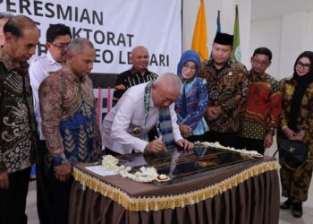 Gubernur Kalimantan Selatan, H Muhidin saat menandatangani prasasti sebagai tanda diresmikannya Gedung Rektorat Universitas Borneo Lestari (UBL) di Banjarbaru