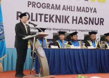 Wakil Gubernur (Wagub) Kalimantan Selatan, H Hasnuryadi Sulaiman saat menyampaikan sambutan pada Wisuda XI Politeknis Hasnur Program Ahli Madya tahun akademik 2024/2025 Politeknis Hasnur, di Banjarmasin
