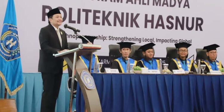 Wakil Gubernur (Wagub) Kalimantan Selatan, H Hasnuryadi Sulaiman saat menyampaikan sambutan pada Wisuda XI Politeknis Hasnur Program Ahli Madya tahun akademik 2024/2025 Politeknis Hasnur, di Banjarmasin
