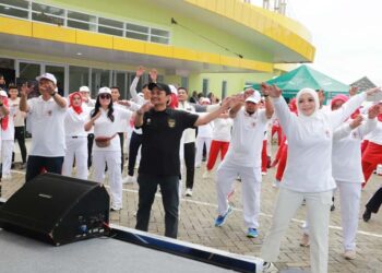 Wakil Gubernur (Wagub) Kalimantan Selatan, Hasnuryadi bersama isteri, drg Ellyana Trisya ikut melaksanakan senam jantung dalam rangkaian peringatan Hari Jantung Indonesia (HJI) ke-44 tahun 2025