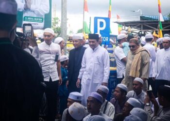 Wakil Gubernur (Wagub) Kalimantan Selatan, Hasnuryadi Sulaiman saat menghadiri haul ke-79 Habib Hamid bin Abbas Bahasym atau Habib Basirih, di areal kubah Basirih