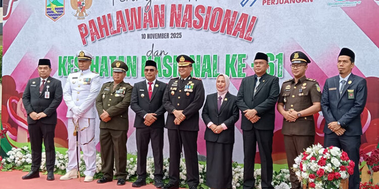 WAKIL Bupati Kotabaru Syairi Mukhlis berfoto bersama forkopimda usai upacara peringatan Hari Pahlawan, Senin (10/11).