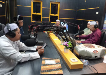 KOMINFO dan Kemenag Kabupaten Kotabaru saat menggelar program Siaran Keagamaan Islam di Radio Gema Saijaan, Senin (10/11) malam.