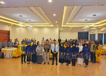 KADISKOMINFO Kotabaru Gusti Abdul Wakhid berfoto bersama peserta Workshop Manajemen Data dan Sosialisasi Pembinaan Data Statistik Tahun Anggaran 2025 di Ballroom Lantai 4 Hotel Grand Surya Kotabaru, Jumat (14/11).