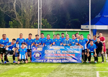 PESERTA Turnamen Mini Soccer Road Safety Cup 2025 berfoto bersama di Alwista Mini Soccer Arena, Jumat (14/11) malam.