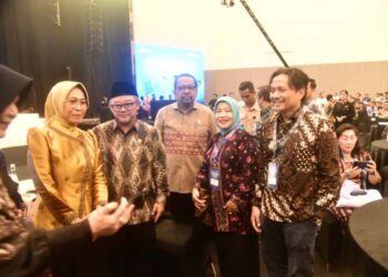 Wakil Gubernur (Wagub) Kalimantan Selatan, Hasnuryadi Sulaiman berfoto bersama Menteri Pendidikan Dasar dan Menengah, Abdul Mu’ti, disela pembukaan rapat koordinasi kepala daerah dalam rangka revitalisasi satuan pendidikan dan digitalisasi pemelajaran tahun anggaran 2026