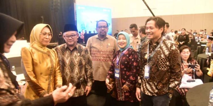 Wakil Gubernur (Wagub) Kalimantan Selatan, Hasnuryadi Sulaiman berfoto bersama Menteri Pendidikan Dasar dan Menengah, Abdul Mu’ti, disela pembukaan rapat koordinasi kepala daerah dalam rangka revitalisasi satuan pendidikan dan digitalisasi pemelajaran tahun anggaran 2026
