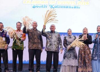 GUBERNUR Kalimantan Selatan, H Muhidin bersama Ketua Dekranasda Kalsel, Hj Fathul Jannah dan pejabat Forkopimda Kalsel memecah mayang sebagai tanda dilaunchingnya Calendar of Event South Kalimantan 2026 di Yogyakarta.