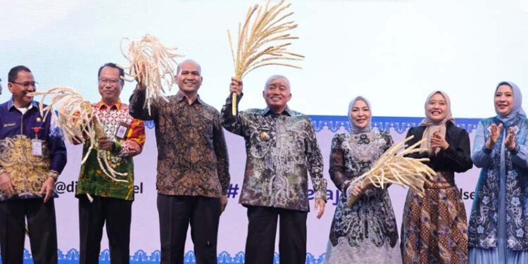 GUBERNUR Kalimantan Selatan, H Muhidin bersama Ketua Dekranasda Kalsel, Hj Fathul Jannah dan pejabat Forkopimda Kalsel memecah mayang sebagai tanda dilaunchingnya Calendar of Event South Kalimantan 2026 di Yogyakarta.