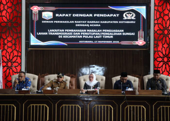 BUPATI Kotabaru H Muhammad Rusli, Wakil Bupati Syairi Mukhlis dan unsur pimpinan DPRD saat menghadiri rapat mediasi bersama masyarakat Pulau Laut Timur, Senin (17/10).