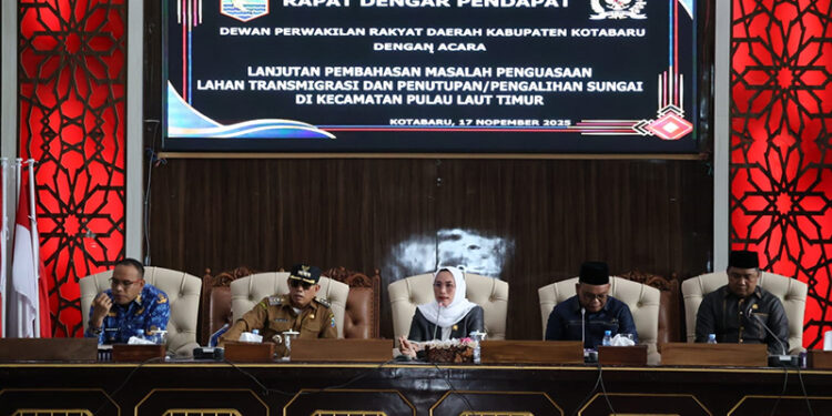 BUPATI Kotabaru H Muhammad Rusli, Wakil Bupati Syairi Mukhlis dan unsur pimpinan DPRD saat menghadiri rapat mediasi bersama masyarakat Pulau Laut Timur, Senin (17/10).