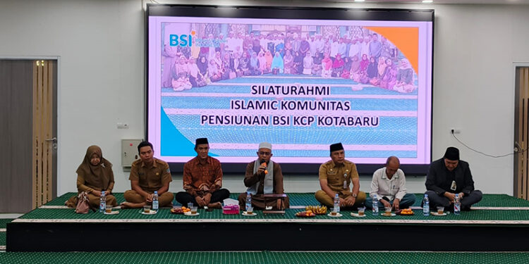 KOMUNITAS Pensiunan BSI KCP Kotabaru saat menggelar silaturahmi di Masjid Apung Kotabaru, Selasa (18/11).