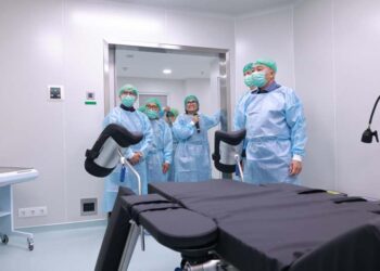 Gubernur Kalimantan Selatan, H Muhidin saat meninjau peralatan canggih Amanah Fertility Centre yang merupakan layanan bayi tabung pertama di Kalsel, di Rumah Sakit (RS) Amanah Medical Centre Banjarmasin