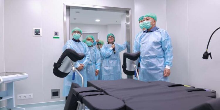 Gubernur Kalimantan Selatan, H Muhidin saat meninjau peralatan canggih Amanah Fertility Centre yang merupakan layanan bayi tabung pertama di Kalsel, di Rumah Sakit (RS) Amanah Medical Centre Banjarmasin