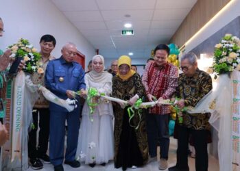 Gubernur Kalimantan Selatan, H Muhidin didampingi isteri, Hj Fathul Jannah dan Owner PT Amanah Group, H Imam Abror dan Hj Sunarti Abror ketika memotong pita bunga sebagai tanda diresmikanya Amanah Fertility Centre yang merupakan layanan bayi tabung pertama di Kalsel