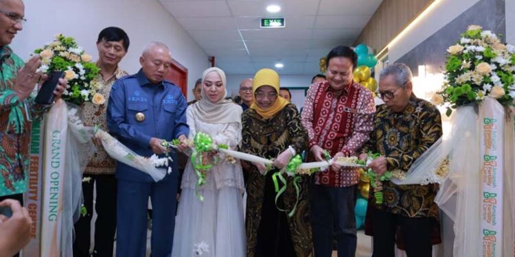 Gubernur Kalimantan Selatan, H Muhidin didampingi isteri, Hj Fathul Jannah dan Owner PT Amanah Group, H Imam Abror dan Hj Sunarti Abror ketika memotong pita bunga sebagai tanda diresmikanya Amanah Fertility Centre yang merupakan layanan bayi tabung pertama di Kalsel