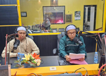 KEPALA Kemenag Kotabaru H Ahmad Kamal saat hadir memberikan ceramah pada Program Ceramah Agama di Radio Gema Saijaan, Senin (24/11).