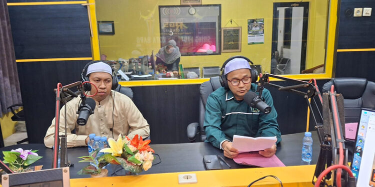 KEPALA Kemenag Kotabaru H Ahmad Kamal saat hadir memberikan ceramah pada Program Ceramah Agama di Radio Gema Saijaan, Senin (24/11).