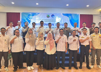 PARA narasumber dan peserta bimtek berfoto bersama, Rabu (26/11).