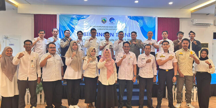 PARA narasumber dan peserta bimtek berfoto bersama, Rabu (26/11).