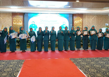 PKK Kotabaru berfoto bersama pada peringatan HKG ke-53 di Aula Bamega Lantai 2 Kantor Bupati Kotabaru, Rabu (26/11).