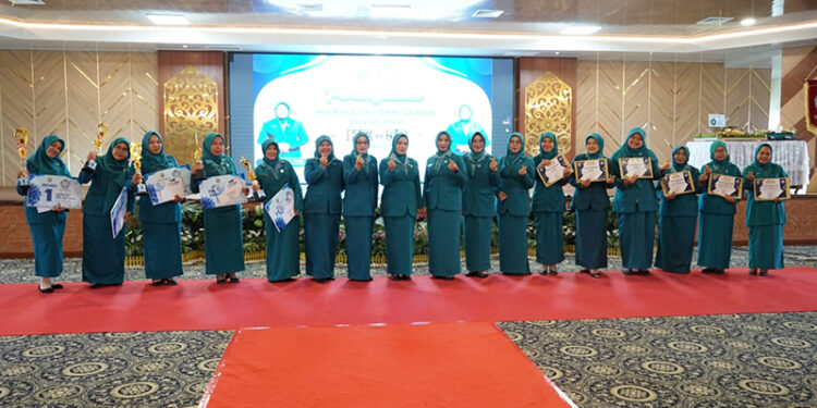 PKK Kotabaru berfoto bersama pada peringatan HKG ke-53 di Aula Bamega Lantai 2 Kantor Bupati Kotabaru, Rabu (26/11).