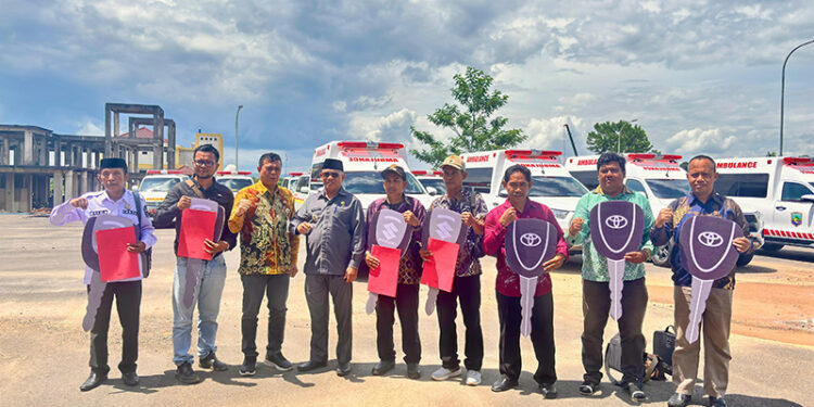 BUPATI Kotabaru H Muhammad Rusli berfoto bersama usai menyerahkan 27 unit ambulans kepada sejumlah puskesmas dan desa di wilayah Bumi Saijaan, Kamis (27/10).