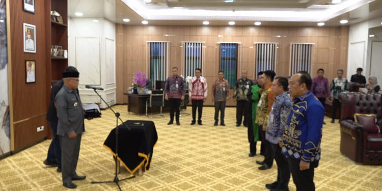 BUPATI Kotabaru H Muhammad Rusli saat melantik tiga pejabat JPT pratama, Kamis (27/11).