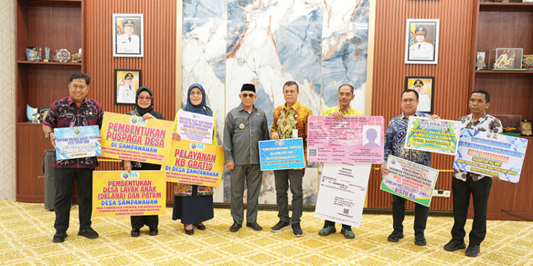 BUPATI Kotabaru H Muhammad Rusli berfoto bersama usai menyerahkan bantuan PK2D Tahun 2025 kepada SKPD terkait, Kamis (27/11).