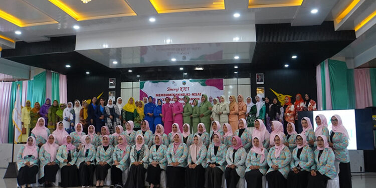 PENGURUS DPD KICI Kabupaten Kotabaru Periode Tahun 2025-2027 berfoto bersama usai pengukuhan di Gedung Paris Barantai, Kamis (27/11).